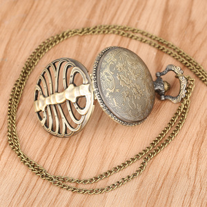 <span class=keywords><strong>Montre</strong></span> <span class=keywords><strong>de</strong></span> poche noire steampunk en os <span class=keywords><strong>de</strong></span> crâne avec design ajouré vintage, mouvement à quartz, chaîne – Bijou collier antique, cadeau - Product Image 2
