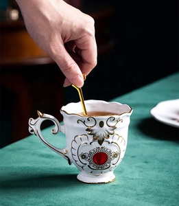 ชุดกาแฟเซรามิกเคลือบทองลายนูนสีขาวสไตล์ยุโรปสำหรับจิบน้ำชายามบ่าย ขายส่งจากโรงงาน - Product Image 2