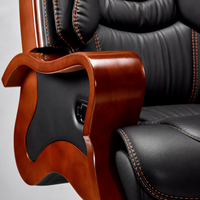 Chaise de direction noire A8042 à dossier haut avec surpiqûres contrastées, accoudoirs en bois et base décorative à roulettes en bois