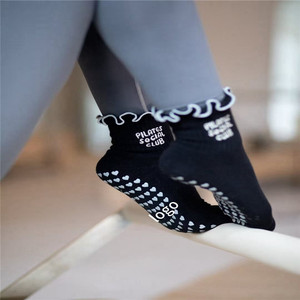 Biểu Tượng Tùy Chỉnh Chất Lượng Cao Phụ Nữ Chống Thêu Logo Frilly Ruffle Grip Non-Slip Yoga Pilates Grip Crew Vớ Thể Thao - Product Image 4