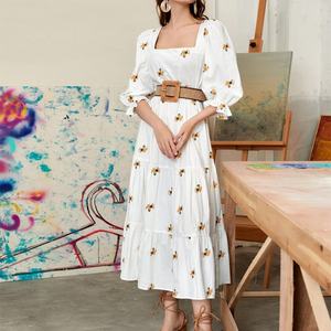 Robe en lin sur mesure OEM, robe midi d'été, robe de haute qualité pour femmes, col carré, broderie florale, robe avec ceinture - Product Image 5