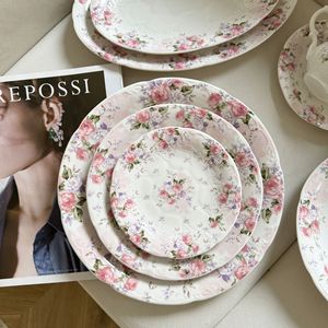 Ensemble d'assiettes à dîner en porcelaine imprimée de fleurs roses européennes avec tasse et assiette vintage en relief <span class=keywords><strong>Vaisselle</strong></span> pour mariage - Product Image 3