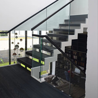 Escalier droit en bois en zigzag avec garde-corps en verre, escalier à double poutre blanche