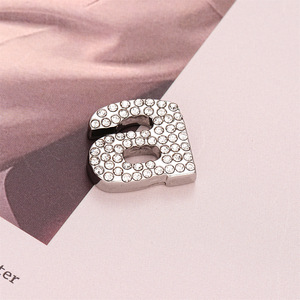 Sang Trọng Đầy Đủ Kim Cương Ban Đầu Thư Nút Cho Dresses Hợp Thời Trang Sáng Bóng Rhinestone Bảng Chữ Cái W Tay May Pha Lê Nút Bán Buôn - Product Image 4