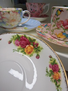 Ensemble de tasses à thé et soucoupes en céramique personnalisées avec logo, bord doré, style européen, motif rose, écologique, durable, idéal pour le thé de l'après-midi, cadeau de mariage - Product Image 5