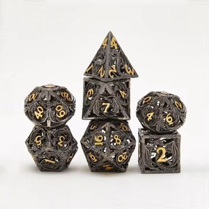 Lot de 7 dés polyédriques creux en métal gravé en laiton (D4-D20) pour jeux de table D&D et RPG – Vente Flash - Product Image 4
