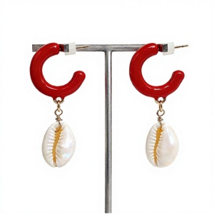 Boucles d'oreilles créoles élégantes en céramique rouge avec pendentif coquillage naturel plaqué or, bijoux fantaisie bohèmes pour femme - Product Image 2