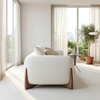 Canapé élégant en tissu blanc avec pieds en bois, canapé moderne et spacieux pour salon lumineux avec grandes fenêtres