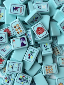 KEYE02 Jeu <span class=keywords><strong>de</strong></span> Mahjong Américain Moderne 160 Tuiles, Pliable et Portable, en Acrylique et Cristal Sculpté <span class=keywords><strong>de</strong></span> Luxe, Motif Vue sur <span class=keywords><strong>Lac</strong></span> et Fleurs, avec Dés - Product Image 4