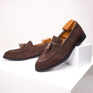 รองเท้าหนังแท้สไตล์อังกฤษย้อนยุคปี 2026 หนังกลับนุ่มสบาย แต่งพู่ห้อย สวมใส่สบายสำหรับผู้ชาย เหมาะสำหรับธุรกิจและลำลอง - Product Image 2