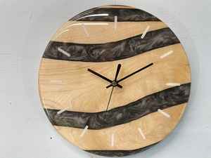Horloge murale en résine moderne avec des éléments en bois faits à la main et une finition lisse pour ajouter du charme et de la fonctionnalité - Product Image 2