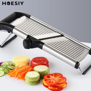 Mandolina da Cucina Resistente in Acciaio Inox Utensile per Verdura e Frutta Affetta Verdure Antiscivolo Lama Regolabile Intercambiabile per Patatine Fritte e Taglio a <span class=keywords><strong>Julienne</strong></span> - Product Image 1