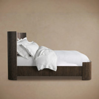 Lit plateforme en chêne cannelé moderne Sovereign, cadre à lattes fait main pour lits King et Queen, élément de luxe pour suite de chambre principale de villa style Japandi