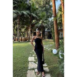 Vestido de noche negro con detalles de perlas y cuello halter - Product Image 6