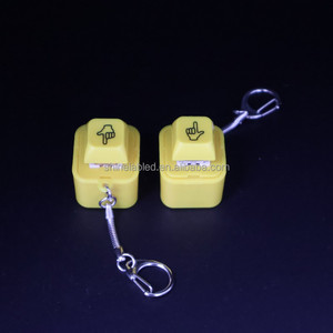 จี้ห้อยกระเป๋าแบบกดมีเสียงและไฟ รูปนิ้วกลาง ตลกๆ - Product Image 6
