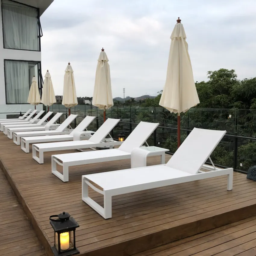 Chaise longue moderne en tissu maillé avec cadre en aluminium pour la plage, le jardin, le patio de l'hôtel Park Villa comprend un transat pour l'emballage du courrier