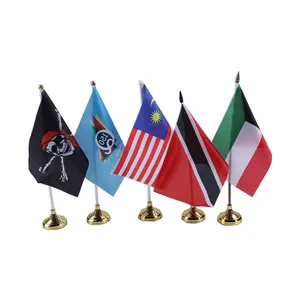 Consegna veloce nessun MOQ su misura di disegno raso di poliestere da tavolo bandiere con il palo di plastica decorativo formato differente del mondo di bandiera del paese