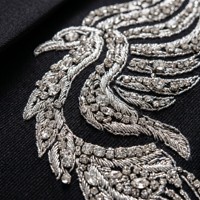 Черный женский костюм-двойка: пиджак с одной пуговицей и юбка-карандаш с вышивкой серебряным фениксом. Индивидуальный пошив OEM/ODM.