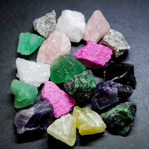 Piedras Preciosas de Corindón Natural en Bruto para Paisajismo y Uso Decorativo - Product Image 1