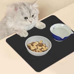 Tapis pour gamelle d'aliments pour animaux de compagnie pour chats, noir, imperméable, antidérapant, facile à nettoyer, forme carrée - Product Image 1