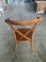 Chaise de banquet empilable en bois massif à dossier croisé pour restaurant, hôtel, mariage, mobilier d'extérieur commercial