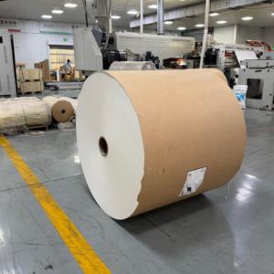 Rouleau de papier PE enduit sur mesure 170GSM 260GSM, rouleau jumbo de qualité alimentaire anti-fuite pour l'emballage alimentaire jetable en usine - Product Image 2