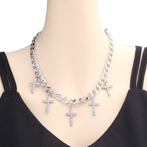 Collar con colgante de cruz de oro con detalles de diamantes para la fe y la oración, joyería de regalo - Product Image 2