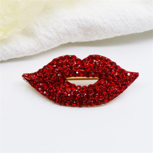 Spilla a forma di labbra rosse con strass e cristalli, accessorio moda per donne e ragazze, regalo di nozze. - Product Image 4