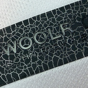 Étiquettes de vêtements OEM de haute qualité avec logo personnalisé, étiquettes de taille personnalisées, étiquettes de drapeau personnalisées, logo personnalisé accepté pour les étiquettes de vêtements - Product Image 2