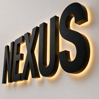 Enseigne murale personnalisée NEXUS 3D en lettres noires avec halo LED doré rétroéclairé