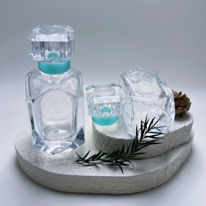 Novo Design Frasco de Perfume de Vidro Transparente Facetado 30ml 50ml com Tampa Octogonal, Colarinho Teal e <span class=keywords><strong>Base</strong></span> Pesada, Spray Recarregável - Product Image 4