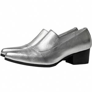 Exclusivos zapatos de tacón alto de cuero plateado con punta en pico para hombre, ideales para estilistas y bailarines de discotecas. - Product Image 1