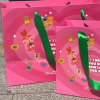 Vente en gros Personnalisez votre propre logo Éco-impression Sac d'emballage en papier cadeau de luxe rose de dessin animé