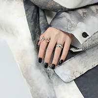 Bague ouverte vague abstraite en argent 925 pour femmes conception sculpturale irrégulière bijoux de déclaration artistique pour un style quotidien ou personnalisé