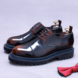 Chaussures en cuir premium pour hommes, style business britannique, en cuir véritable, avec broderie décorative. - Product Image 1