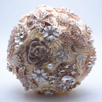 O-X662 Vente en gros Bouquet de mariée en cristal de satin brillant fait à la main avec des perles de mariage