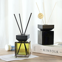 Flacon diffuseur en verre transparent carré de luxe personnalisable en gros de 50 ml, 100 ml, 200 ml avec bouchon en bois à vis personnalisé