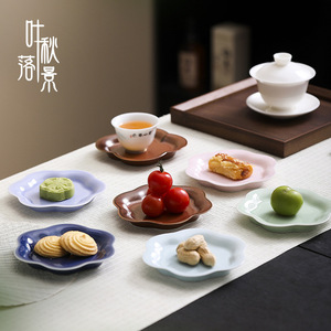 Plato pequeño de cerámica estilo chino con forma de flor para aperitivos y pasteles, exhibición para bodas, hecho en Dehua. - Product Image 3