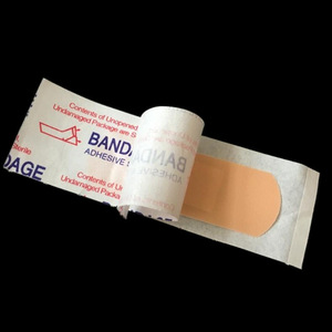 Apósito adhesivo Band Aid de 2.5 pulgadas x 1/2 pulgada, impermeable, para heridas y rasguños menores - Product Image 1