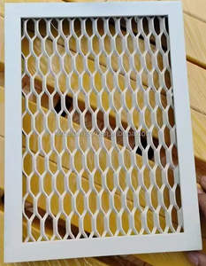 Panneaux en maille d'aluminium expansé colorés et personnalisables pour la décoration. - Product Image 1