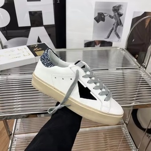 Chaussures de luxe de marque de créateur pour hommes et femmes en cuir véritable, baskets rétro d'extérieur de haute qualité avec semelle intermédiaire en caoutchouc, effet vieilli - Product Image 2