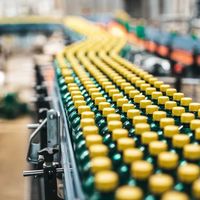 Machine de remplissage et d'embouteillage pour boissons gazeuses, sodas, eaux pétillantes et boissons énergisantes de petite taille