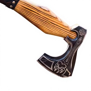 Hacha Vikinga Artesanal Industrial de Steel Craft International con Grabado Intrincado en la Cabeza de Acero de Damasco y Mango de Madera - Product Image 1