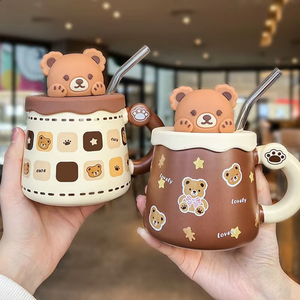 Mug en céramique Ours de dessin animé tendance et adorable, tasse à boisson en céramique avec couvercle et paille pour le bureau, les cadeaux quotidiens et diverses occasions - Product Image 3