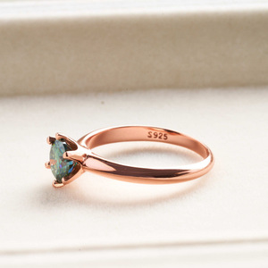 แหวนแต่งงานเพชรเม็ดเดี่ยวทรงกลมคลาสสิก เงินแท้ 925 ชุบทองคำขาว ประดับมอสซาไนต์สีน้ำเงินเขียว 0.5 กะรัต ถึง 5 กะรัต ระดับความสะอาด VVS พร้อมใบรับรอง GRA - Product Image 3