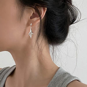 Boucles d'oreilles en alliage de cuivre, forme d'étoile, zircon carré de haute qualité, plaqué rhodium vintage, pour femmes, automne-hiver - Product Image 6