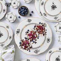 Élégant ensemble d'assiettes en céramique florales noir-or pour un décor de table de mariage sophistiqué de luxe classique