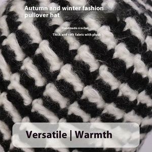 Nuevo Gorro de Punto Moderno para Mujer, Otoño Invierno, Cálido, Informal, Diseño a Rayas Blancas y Negras, con Protección para las Orejas - Product Image 4