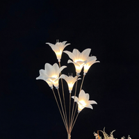 Décorations et fournitures de mariage : Nouveaux accessoires de scène de mariage de haute qualité, lumières décoratives électroplaquées blanc laiteux, ornements de chemin de mariage à 7 têtes de lys, lumières de chemin de mariage.