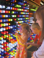 Juego de pared para niños pequeños, patio interior, luz interactiva, juego de pared, tablero de clavijas LED para niños, Sala sensorial, Museo de Ciencia